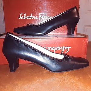 Vintage Size 7 1/2 Salvatore Ferragamo pumps